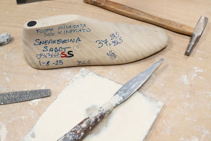 シューズは1足1足、職人によって製作される。