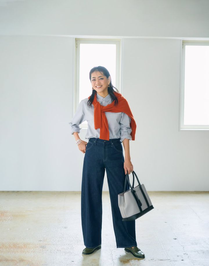 バギーカーブジーンズ¥4,990、シャツ¥3,990、肩にかけたニット¥9,990／すべてユニクロ、バッグ¥8,690／カシュカシュ（アンビリオン）、ローファー¥34,100／ジーエイチバス（ジーエイチバス トウキョウ）、ピアス¥19,800／ワンエーアールバイウノアエレ、リング¥346,500／ウノアエレ（ともにウノアエレ ジャパン）、バングル¥7,830／アビステ