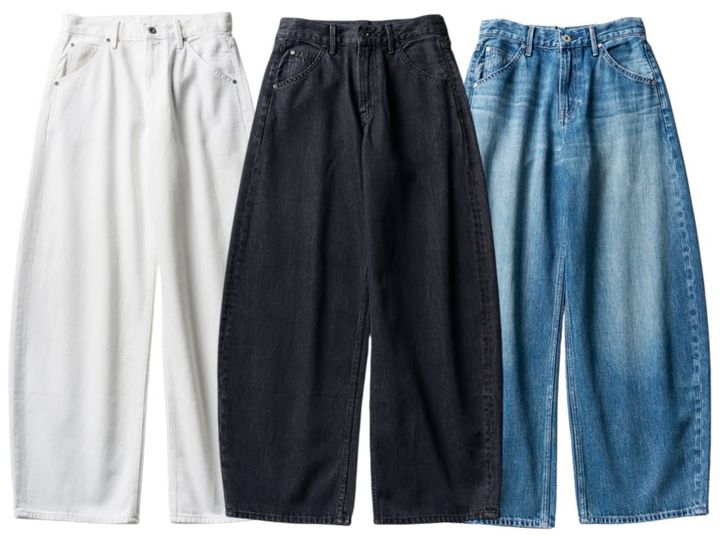 新色は、清潔感溢れるクリーンなホワイト。そのほかモデルが着用したネイビー、こなれた色合いのブルー、ダークグレーなど5色で展開。デニムパンツ各¥4,990／すべてユニクロ