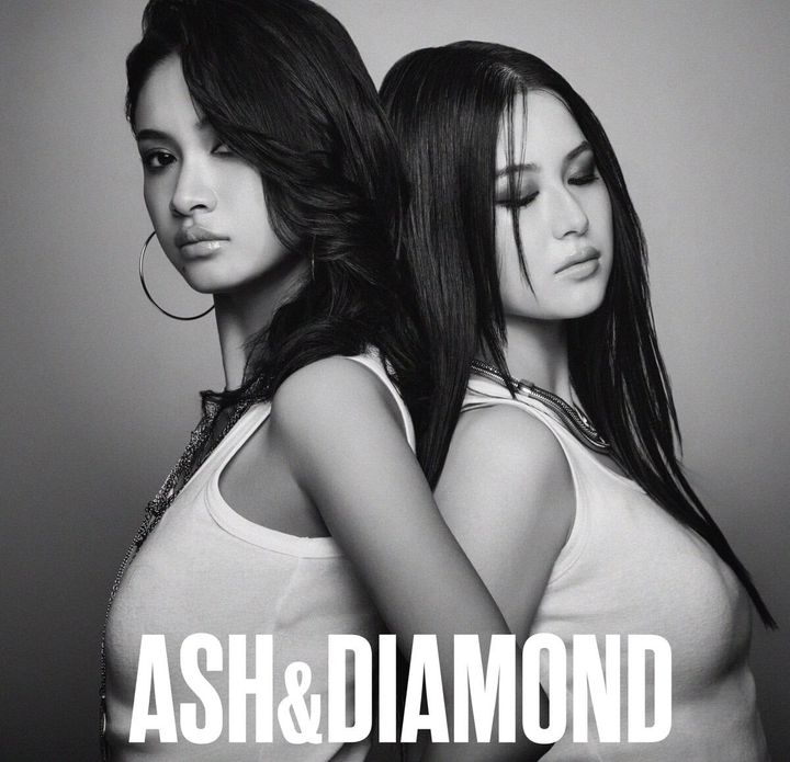 本作「ASH ＆ DIAMOND」は、2000 年代のクラブ R＆B が持っていた艶やかさや切なさ、そして“憧れの⼥性像”をモチーフに、今の時代の感性でアップデートした⼀曲。当時のムードや質感を丁寧にすくい上げながらも、懐古に寄ることなく、洗練されたサウンドとして再構築されている。