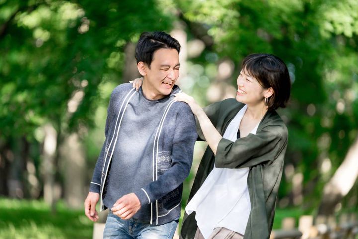 肩に手を置く人