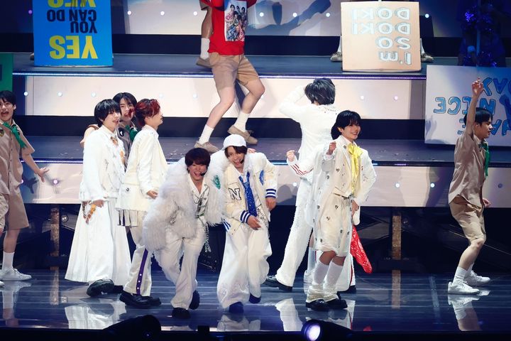 「超巨大ちびぬいバルーン〜どっちやねん〜」でドームを飛び回る7人