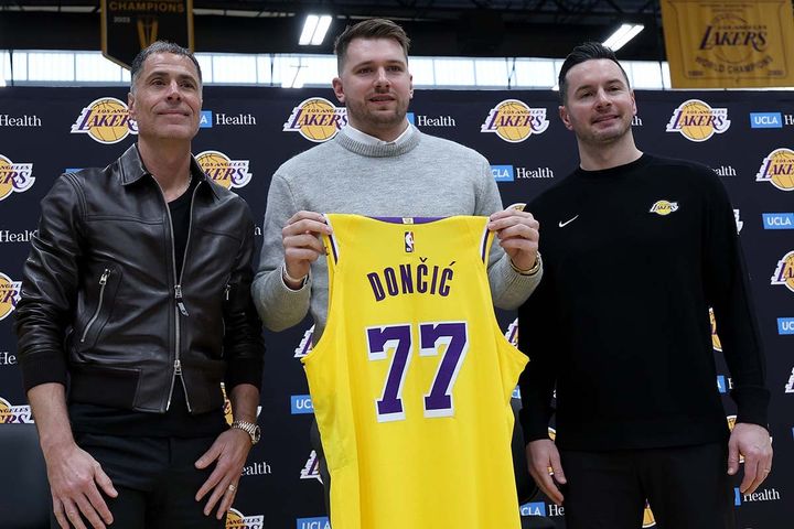 レイカーズに入団したルカ・ドンチッチ（写真中央）（C）Getty Images