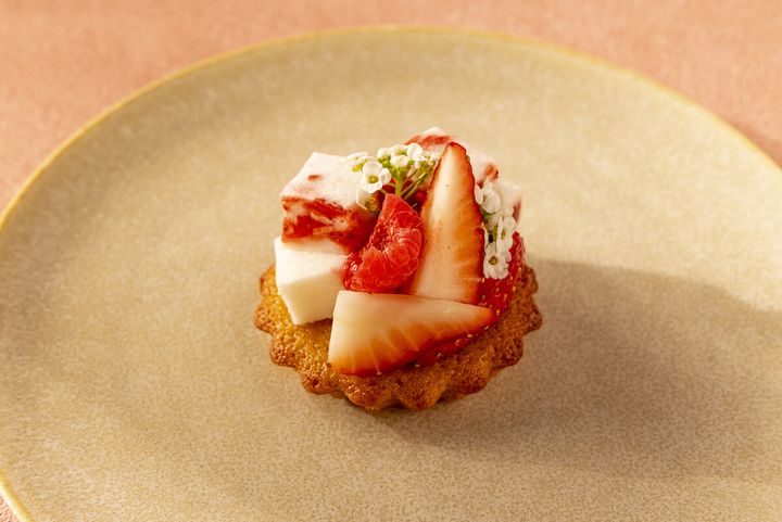 桜と苺のタルトレット