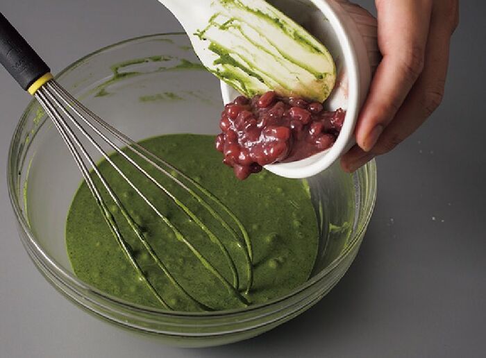 シフォン型で焼くと美味しい！「抹茶あずきシフォンケーキ」の作り方。生クリームを添えれば、よりリッチな仕上がりになりますよ♪