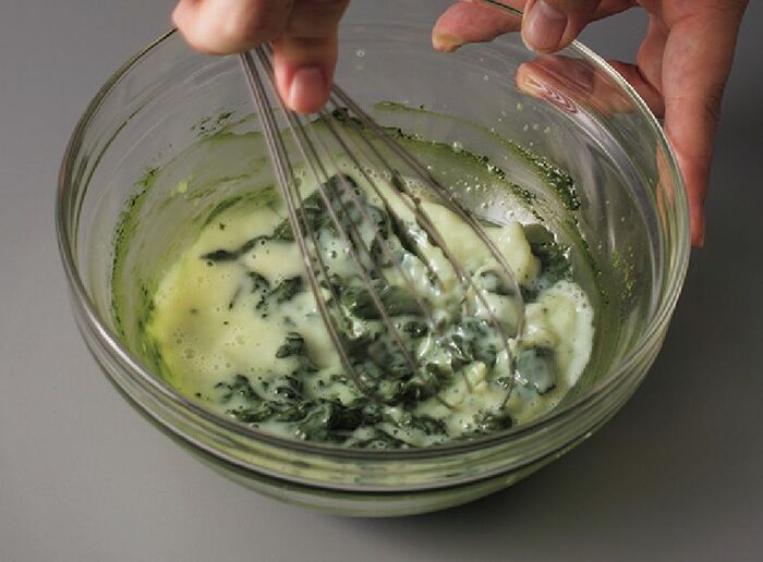 シフォン型で焼くと美味しい！「抹茶あずきシフォンケーキ」の作り方。生クリームを添えれば、よりリッチな仕上がりになりますよ♪