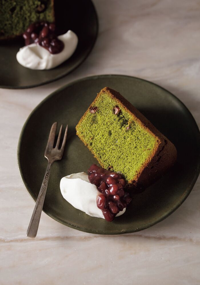 シフォン型で焼くと美味しい！「抹茶あずきシフォンケーキ」の作り方。生クリームを添えれば、よりリッチな仕上がりになりますよ♪