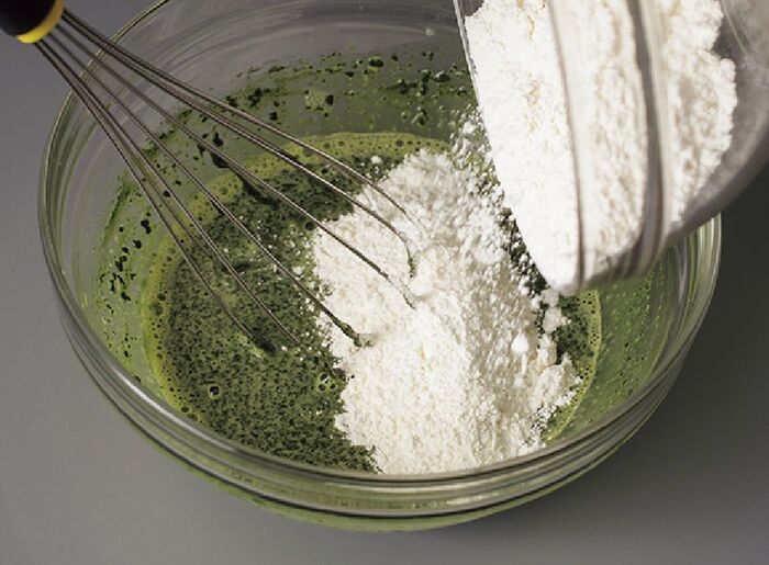 シフォン型で焼くと美味しい！「抹茶あずきシフォンケーキ」の作り方。生クリームを添えれば、よりリッチな仕上がりになりますよ♪