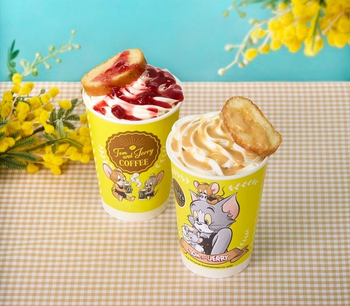 「さくさくラスクのピーナッツバターラテ」（右）と「＆TEA さくさくラスクのストロベリーロイヤルミルクティー」