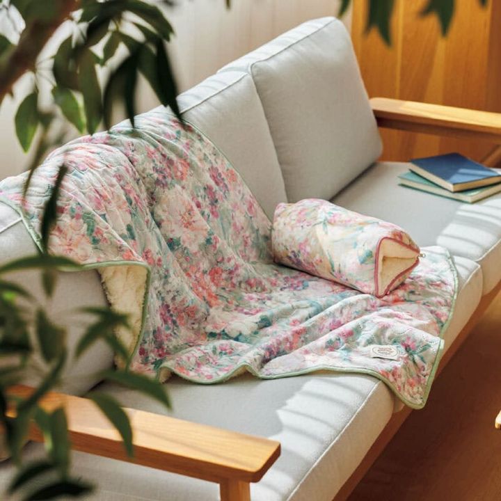 リバーシブルハーフブランケット［H70×W120］、2WAYクッション［H40×W33］（ともにローラ アシュレイ／ワールド プレスインフォメーション）