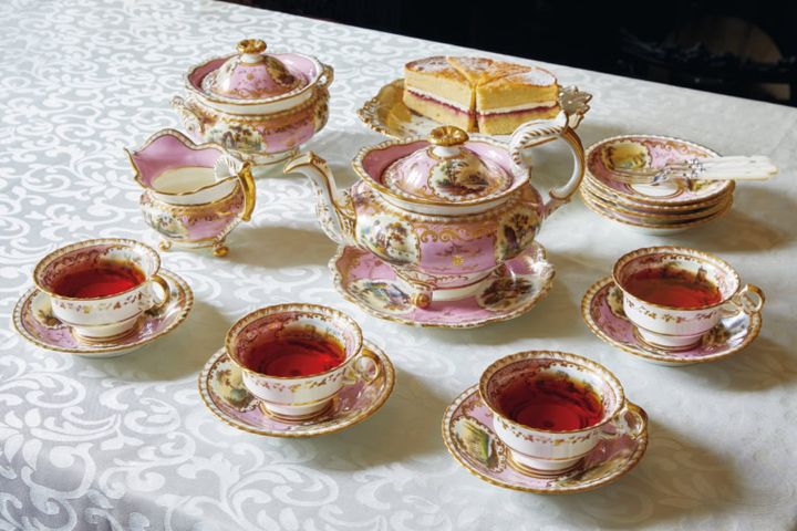 オーダーメイドの器で彩られるアッパークラスのアフタヌーンティー