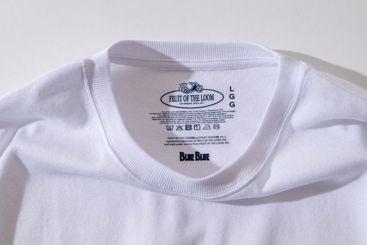 FRUIT OF THE LOOMが長年培ってきた普遍的なモノづくりを軸に、BLUE BLUEならではの服作りの視点、ロゴ表現、カラーリングを反映し、日常に自然と馴染む一着に仕上げている。