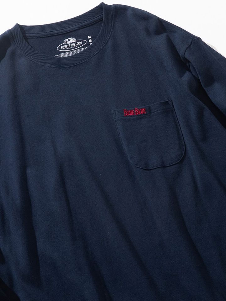 胸ポケットにはBLUE BLUEのロゴ刺繍を配し、ミニマルなデザインの中にさりげないアクセントに。カラーは清涼感のあるホワイトと、落ち着きのあるネイビーの2色展開。