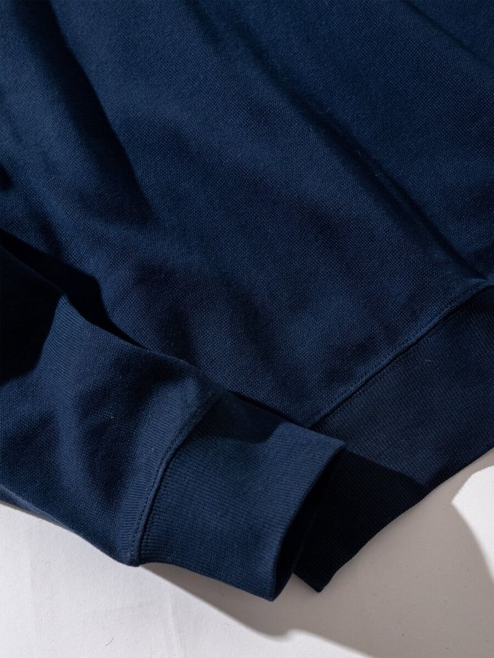 程よく薄手の生地感で、一枚着としてはもちろん、シャツやアウターのインナーとしても収まりが良く、ロングシーズン活躍する。コットン 100％素材のため、ご自宅での洗濯が可能となっている。