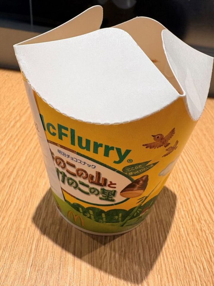 日本マクドナルドは、明治の人気チョコレート菓子「きのこの山」と「たけのこの里」を使用した「マックフルーリー きのこの山とたけのこの里」を21日から期間限定で発売しました。