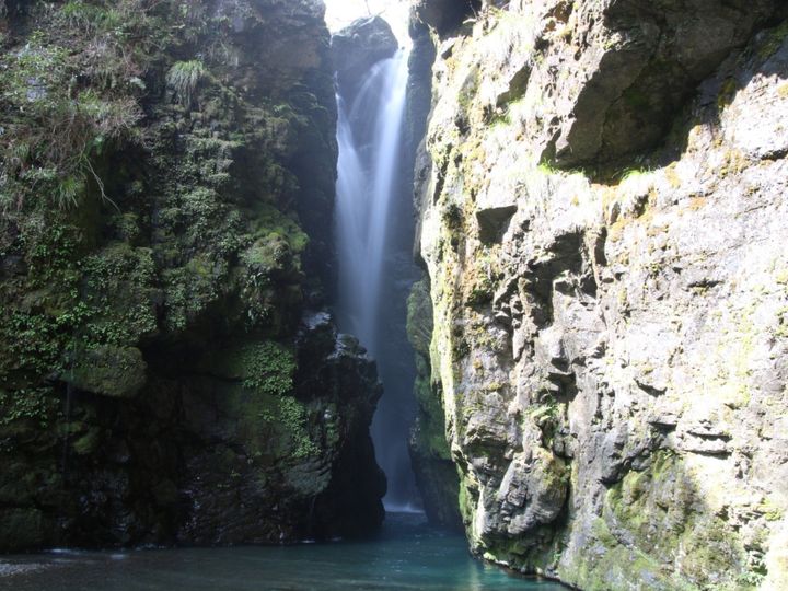 All About ニュース編集部が全国250人を対象に実施した「冬の観光に関するアンケート」の調査結果から、冬に行きたい「徳島県の滝」ランキングを発表！ 2位「轟の滝」を抑えた1位は？