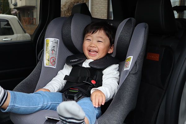 ママたちが開発したチャイルドシート補助カバーが登場！「コルセット型補助カバー」で運転中のヒヤリを解消