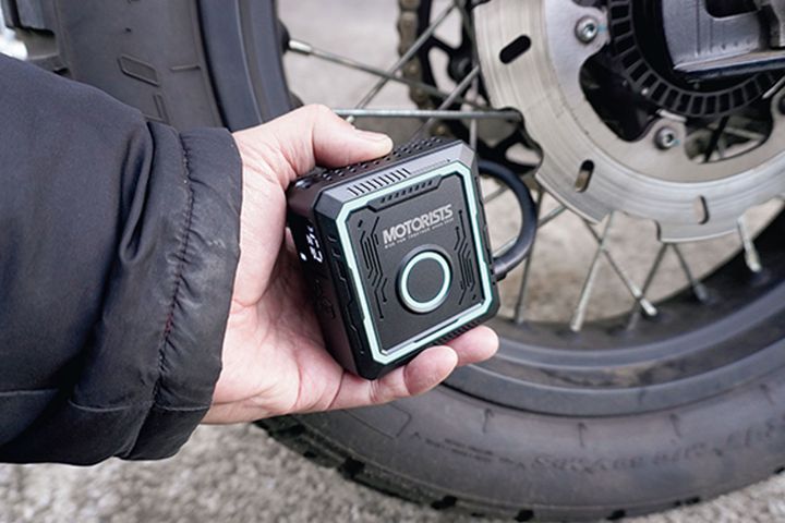 【バイク用携帯ポンプ】空気圧管理の強い味方！バッグに収まる電動エアポンプの活用術