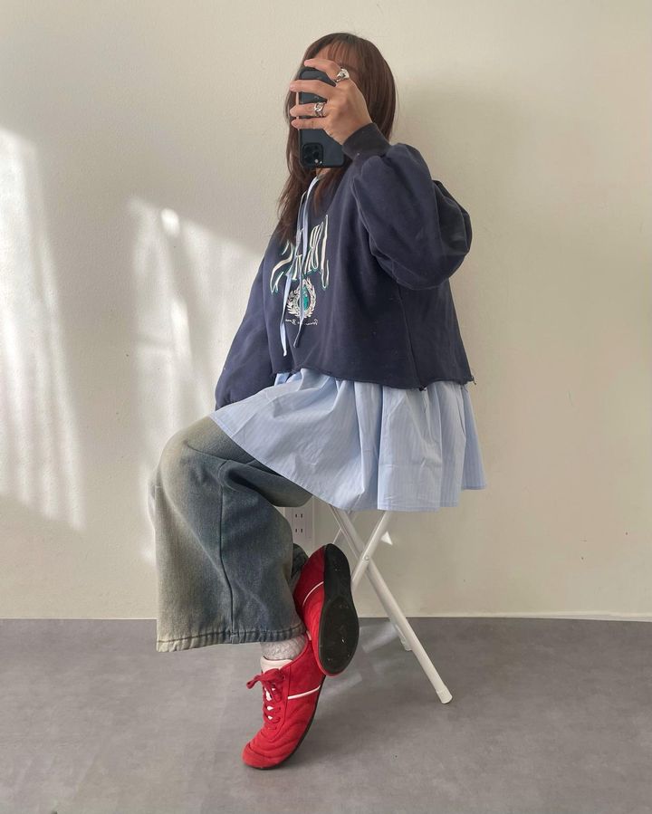 画像: スウェットの下に