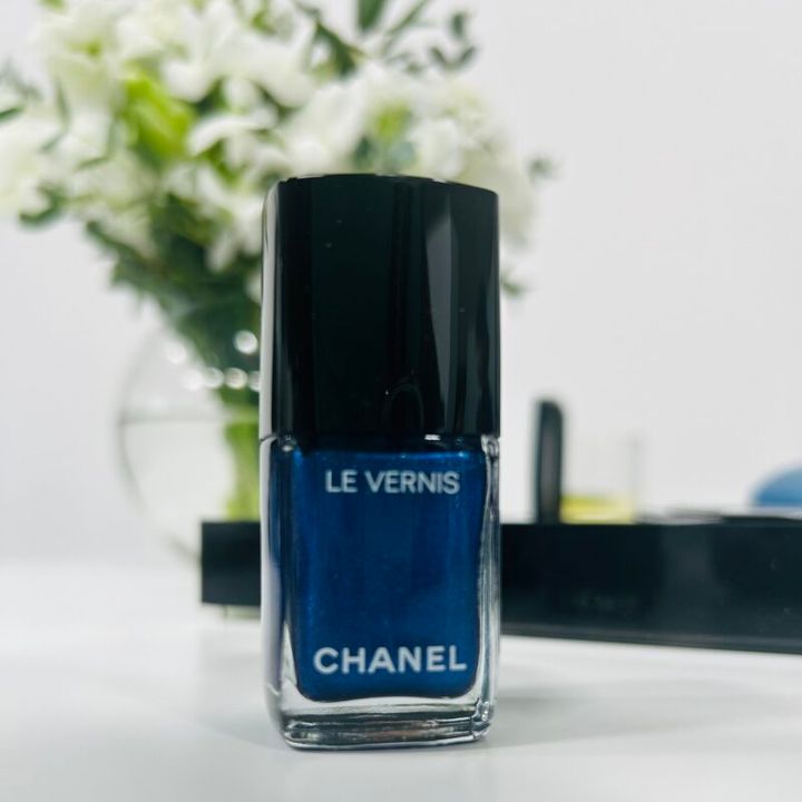 デニムに合わせたい 深みのあるブルーの【ネイル】