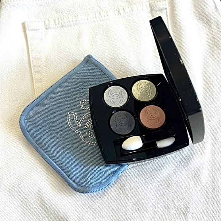 デニムカラーで目もとを主張する【アイシャドウ】