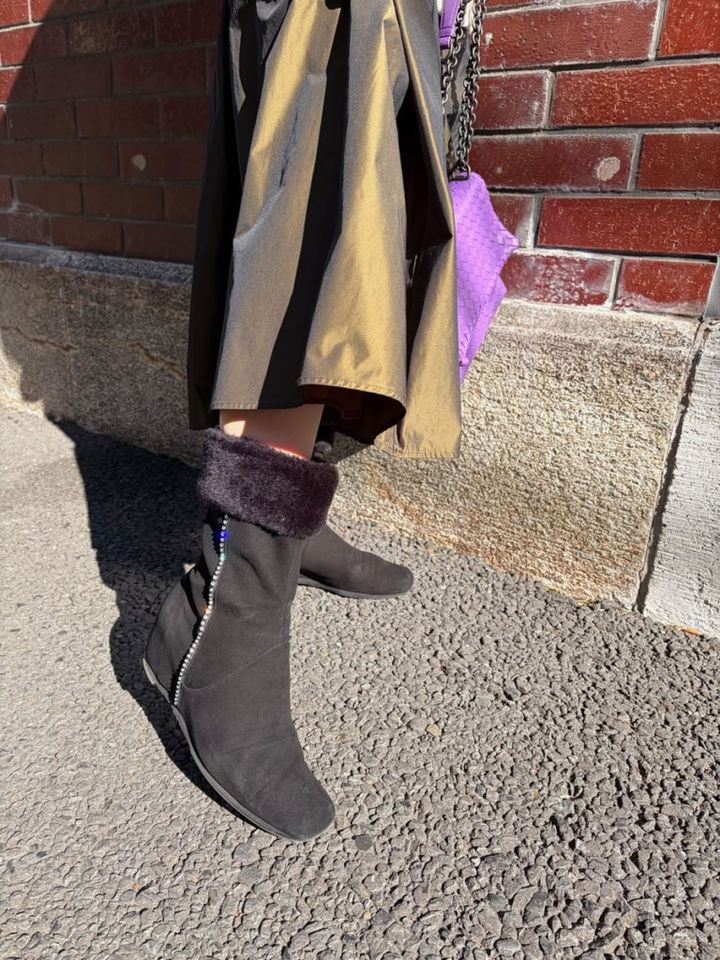 「ティーイナバ」のブラックスエードブーツ。スタイリッシュな曲線のラインストーンが目を引くデザイン。「足元はモードに。とにかく柔らかくてフラットソールで履きやすく、あたたかいので冬に大活躍！」