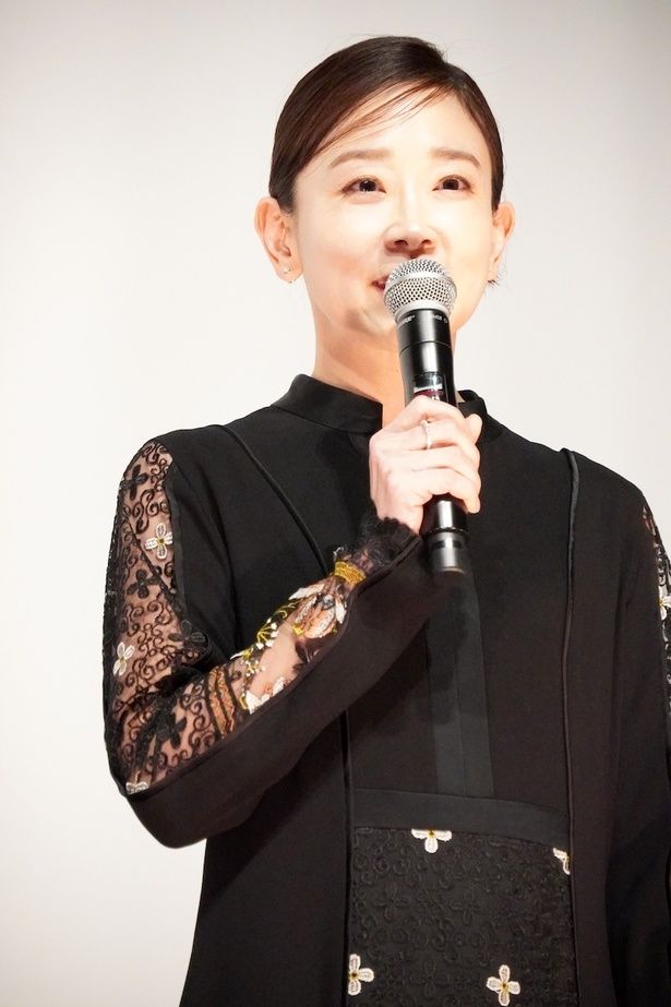 小児病棟に入院中の少女、瞳の母親である裕子役を演じる松尾翠