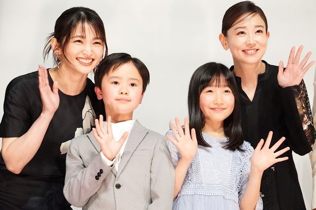 親子役のキャスト陣がそろって、大きな笑顔！