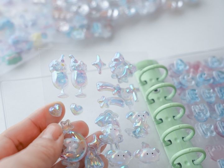 人気が加熱している「ボンボンドロップシール」。ほしいシールを手に入れるために、子ども、両親、祖父母まで巻き込んでいる家もあるという。そこに見え隠れする「感情」をどう処理するのか、考える必要がありそうだ。※サムネイル画像：PIXTA