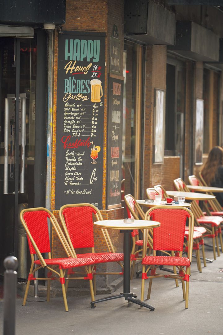 さすがパリ！街中に「赤い色」がセンスよく溶け込んでいる。