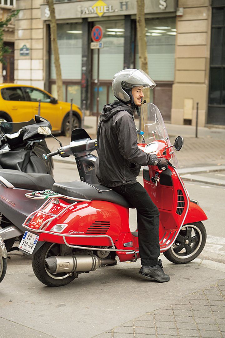 さすがパリ！街中に「赤い色」がセンスよく溶け込んでいる。