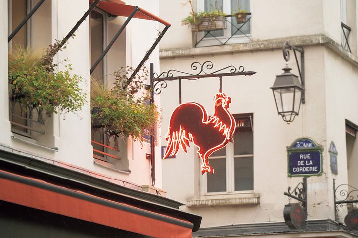 さすがパリ！街中に「赤い色」がセンスよく溶け込んでいる。