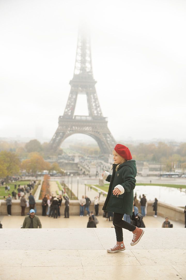 さすがパリ！街中に「赤い色」がセンスよく溶け込んでいる。