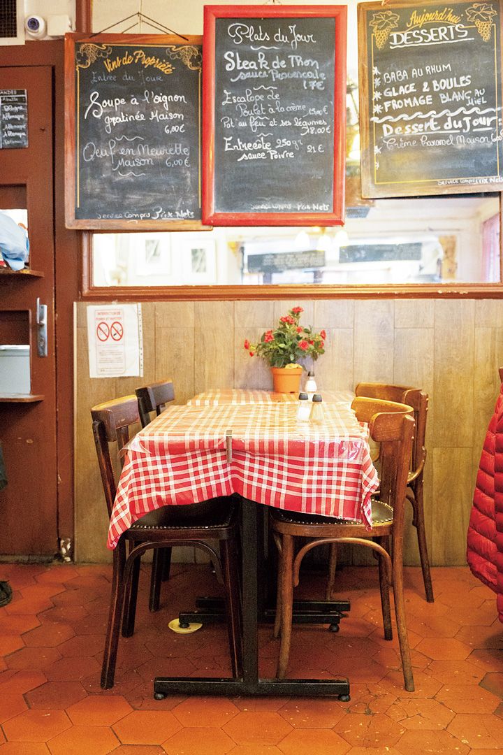 さすがパリ！街中に「赤い色」がセンスよく溶け込んでいる。