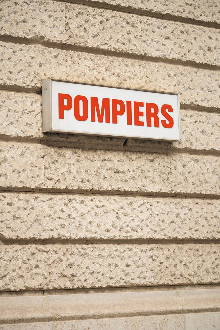 さすがパリ！街中に「赤い色」がセンスよく溶け込んでいる。