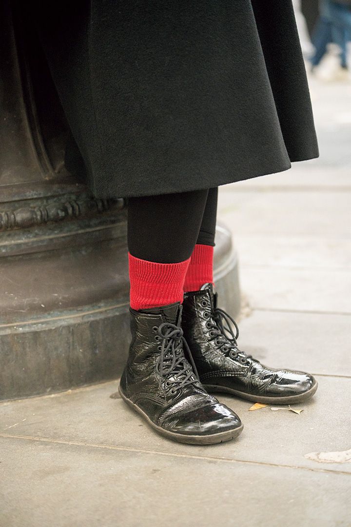 さすがパリ！街中に「赤い色」がセンスよく溶け込んでいる。