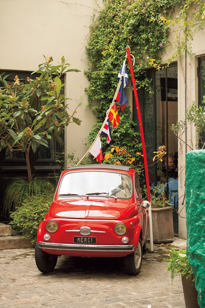 さすがパリ！街中に「赤い色」がセンスよく溶け込んでいる。