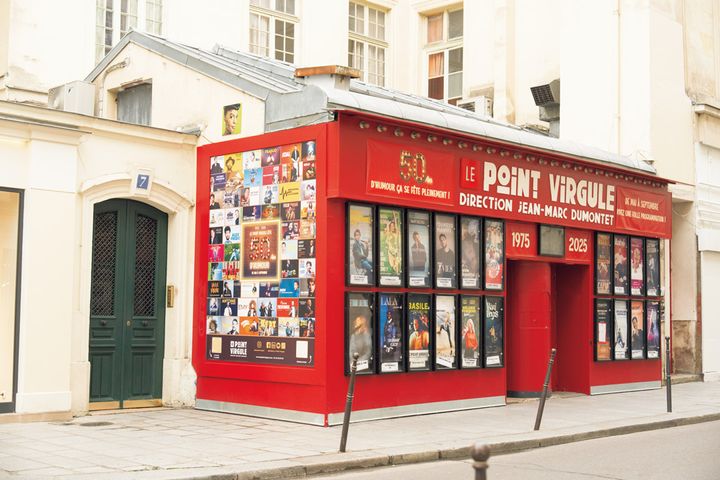 さすがパリ！街中に「赤い色」がセンスよく溶け込んでいる。