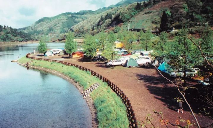 オートキャンパーズくずりゅう - 緑いっぱいの湖畔サイト