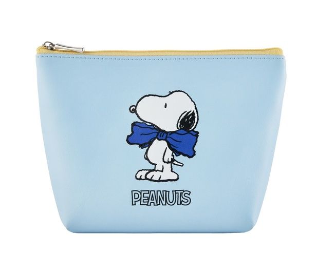 ブルーのポーチには、大きなリボンタイをつけたおめかしスヌーピーが登場