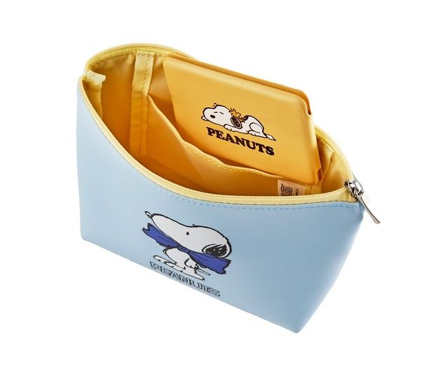 ポーチの内側にはミラーがぴったり収まるポケット付き。ブルー×イエローの配色もかわいい