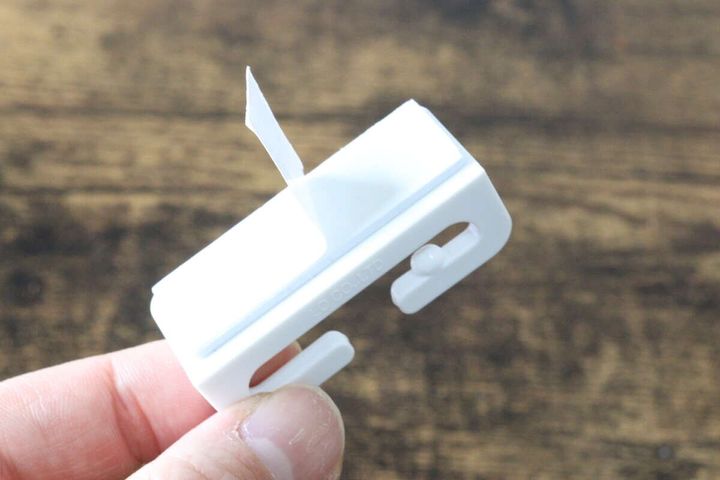 セリアのコンセントプレート用プラグフック 2Pのはくり紙をはがず