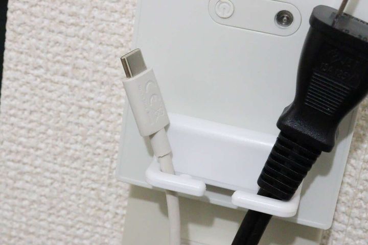 セリアのコンセントプレート用プラグフック 2Pの使用例