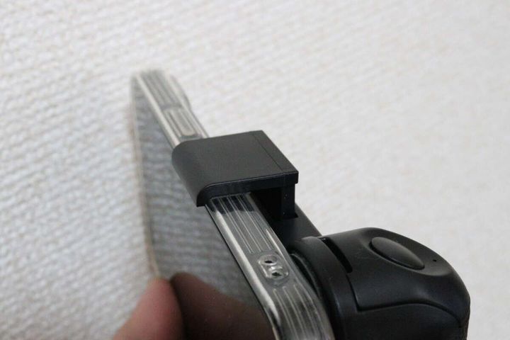 ダイソーのスマートフォン ワンハンドシャッターはバネで固定する