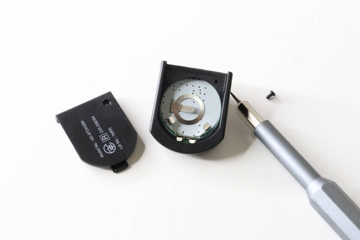 ダイソーのスマートフォン ワンハンドシャッターの電源はコイン電池