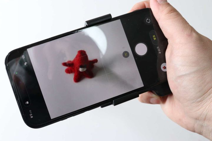 ダイソーのスマートフォン ワンハンドシャッターは片手で持ちやすい