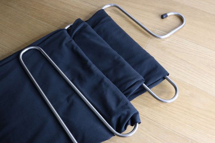 ステンレスズボンハンガー ズボンを掛けた様子