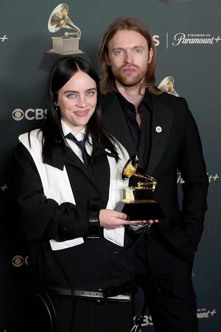 グラミー賞の受賞スピーチで痛烈にICEを批判したビリー・アイリッシュと、兄でプロデューサーのフィニアスはともに「ICE OUT」のピンを胸もとに着用してアワードに出席した。