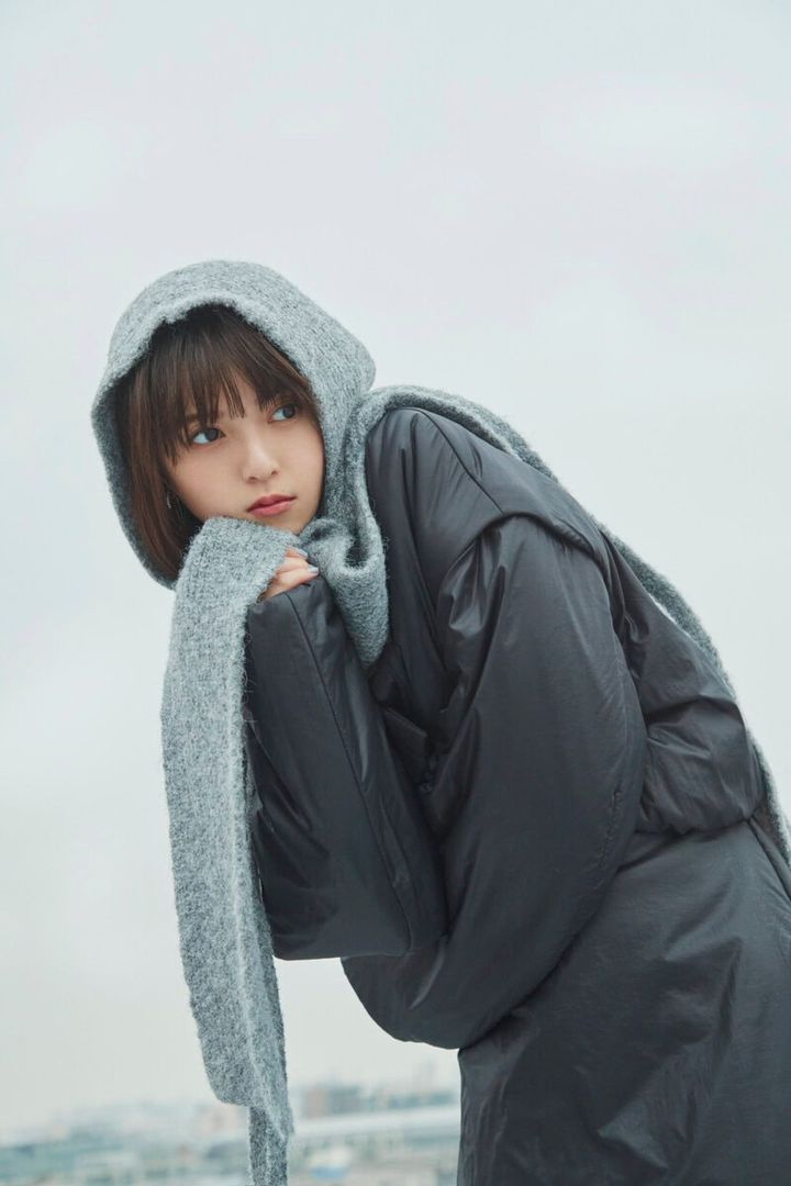 齋藤飛鳥が着こなすAMOMENTO［アモーメント］のアウター