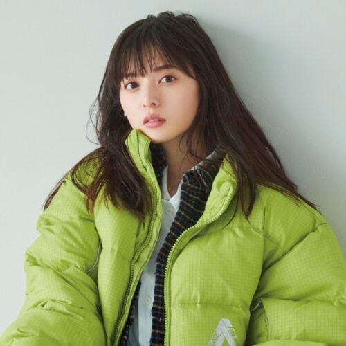 齋藤飛鳥が着こなす、冬の「ハンサム・テック」静謐な空気をまとう、最新アウター5つの正解